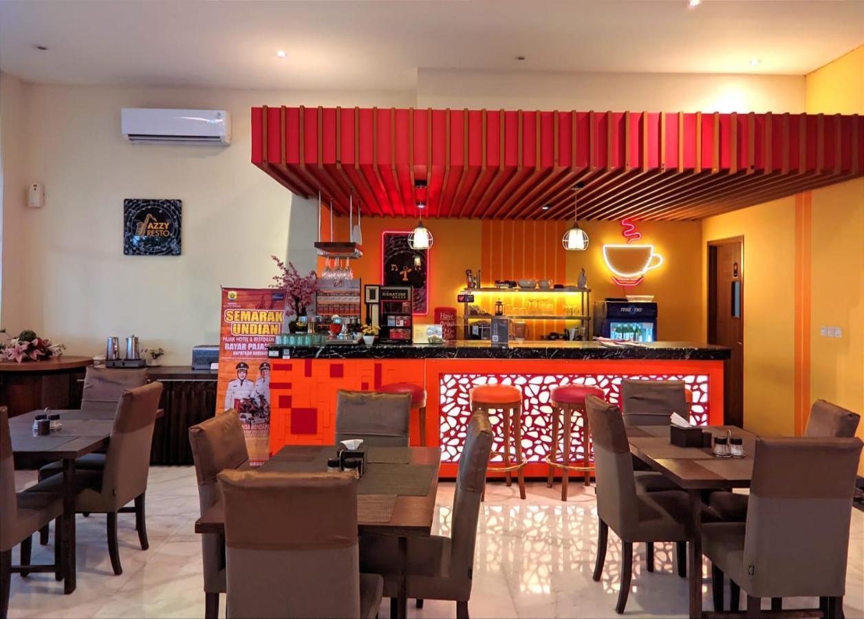 Front One Hotel Purwodadi Purwodadi  Exterior photo